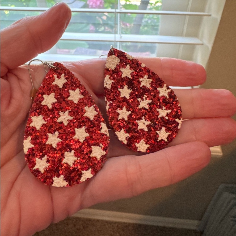 Red & White Star Teardrop Earrings – Lightweight Patriotic Statement Jewelry